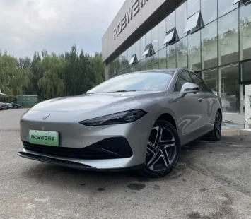 Этот седан официально проехал 2208 километров на одной заправке и заряде