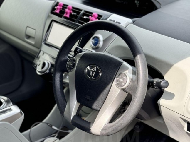 Toyota Prius Alpha S 2013